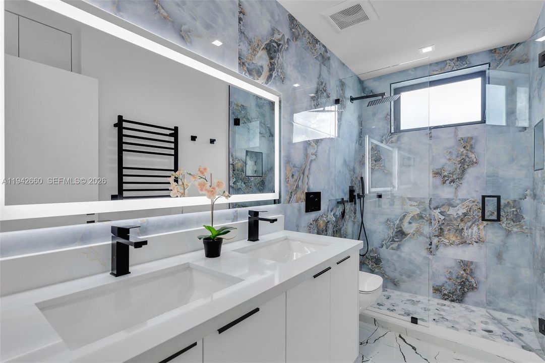 For Sale: $3,995,000 (5 beds, 4 baths, 3600 Square Feet)