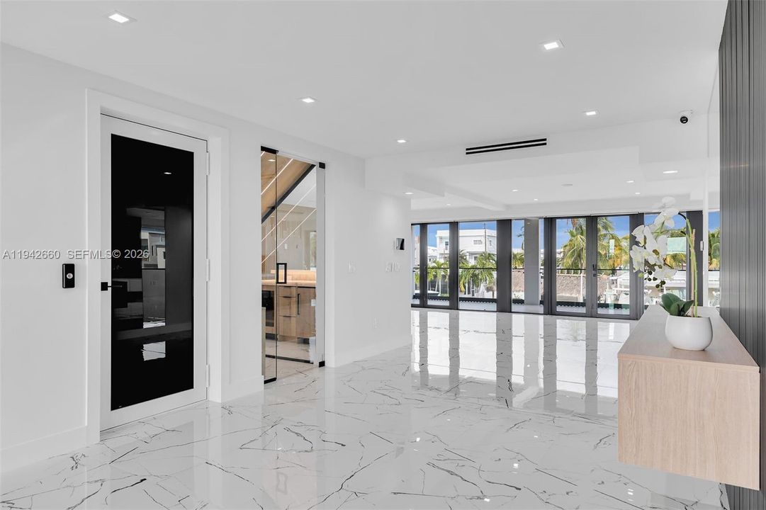 For Sale: $3,995,000 (5 beds, 4 baths, 3600 Square Feet)