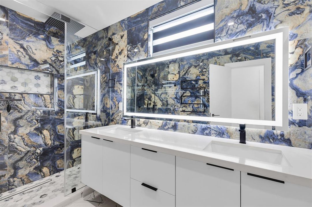 For Sale: $3,995,000 (5 beds, 4 baths, 3600 Square Feet)
