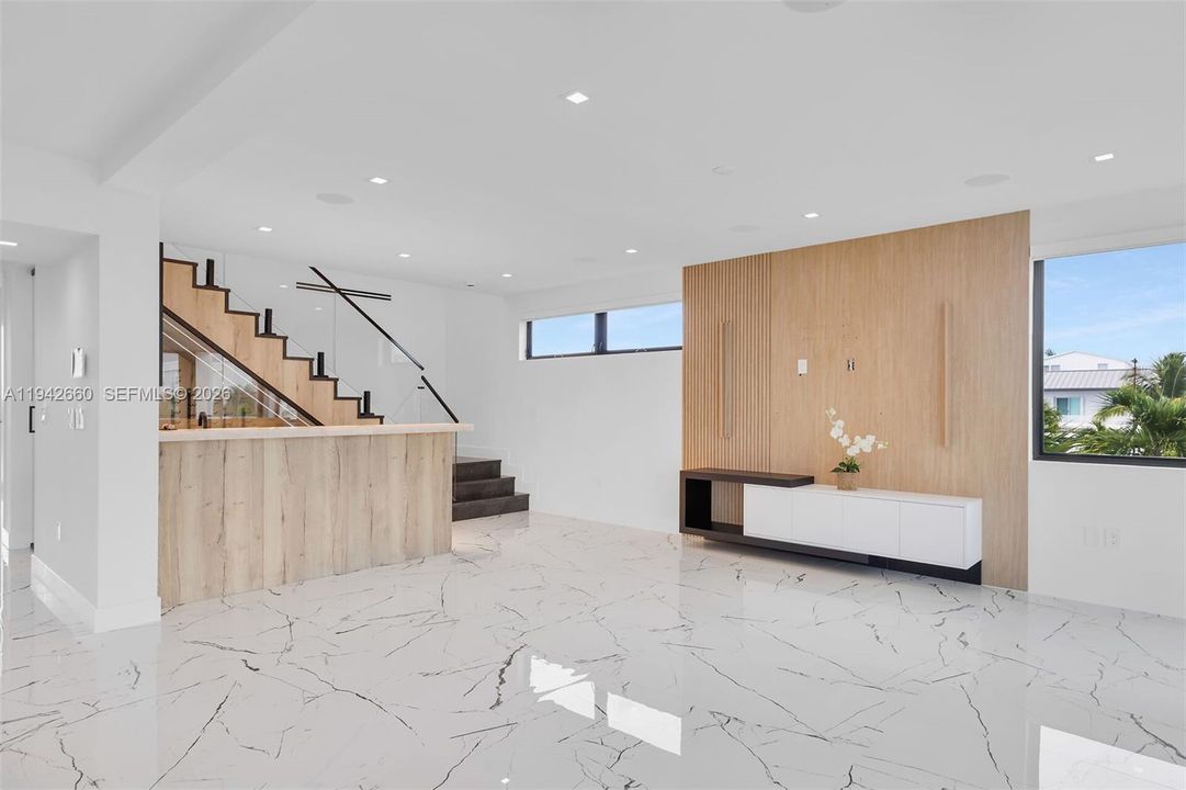 For Sale: $3,995,000 (5 beds, 4 baths, 3600 Square Feet)