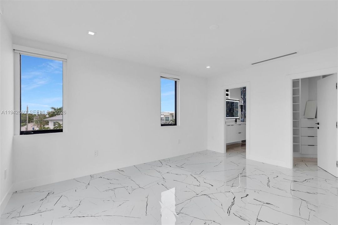 For Sale: $3,995,000 (5 beds, 4 baths, 3600 Square Feet)