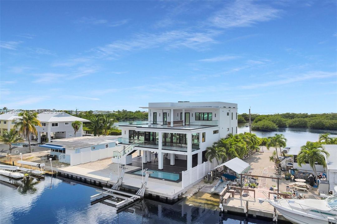 For Sale: $3,995,000 (5 beds, 4 baths, 3600 Square Feet)