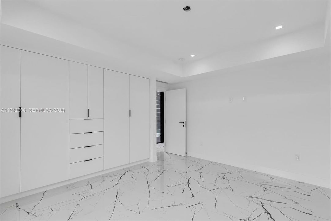 For Sale: $3,995,000 (5 beds, 4 baths, 3600 Square Feet)