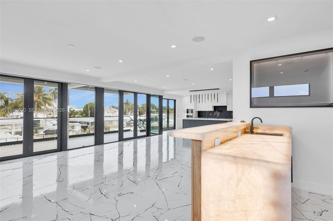 For Sale: $3,995,000 (5 beds, 4 baths, 3600 Square Feet)