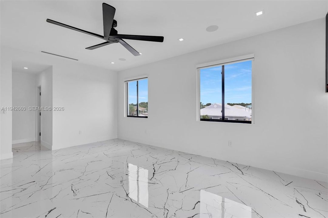 For Sale: $3,995,000 (5 beds, 4 baths, 3600 Square Feet)