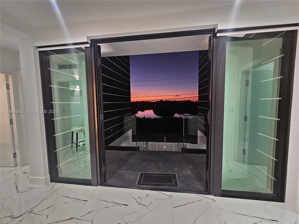 For Sale: $3,995,000 (5 beds, 4 baths, 3600 Square Feet)