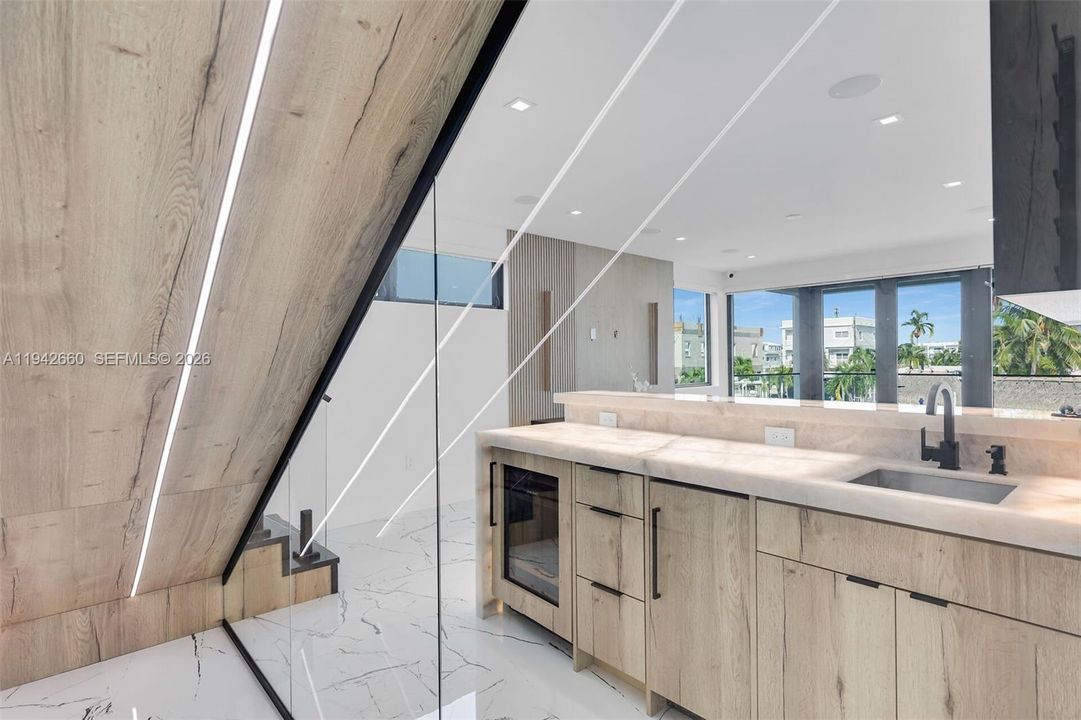 For Sale: $3,995,000 (5 beds, 4 baths, 3600 Square Feet)