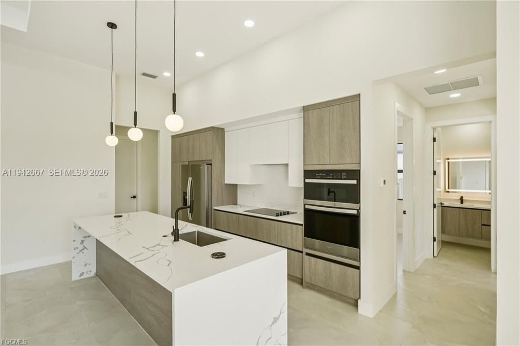 Под контрактом: $489,900 (4 спален, 2 ванн, 1810 Квадратных фут)
