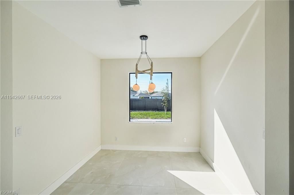 Под контрактом: $489,900 (4 спален, 2 ванн, 1810 Квадратных фут)