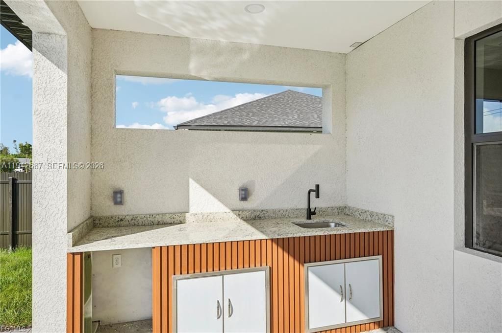Под контрактом: $489,900 (4 спален, 2 ванн, 1810 Квадратных фут)