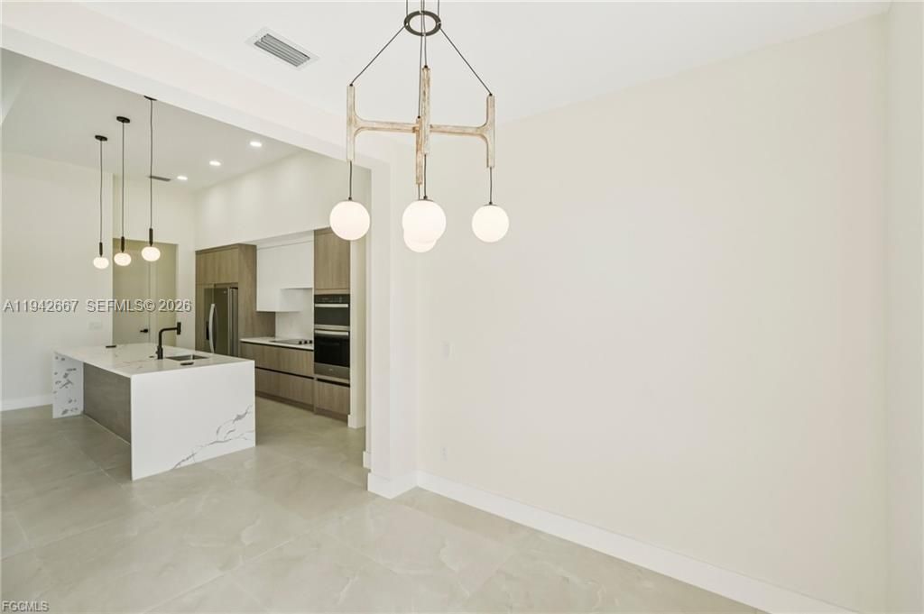 Под контрактом: $489,900 (4 спален, 2 ванн, 1810 Квадратных фут)