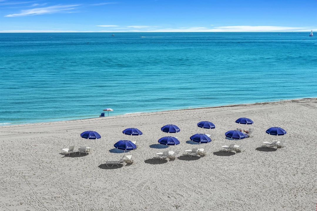PRIVATE BEACH, UMBRELLAS AND LOUNGES