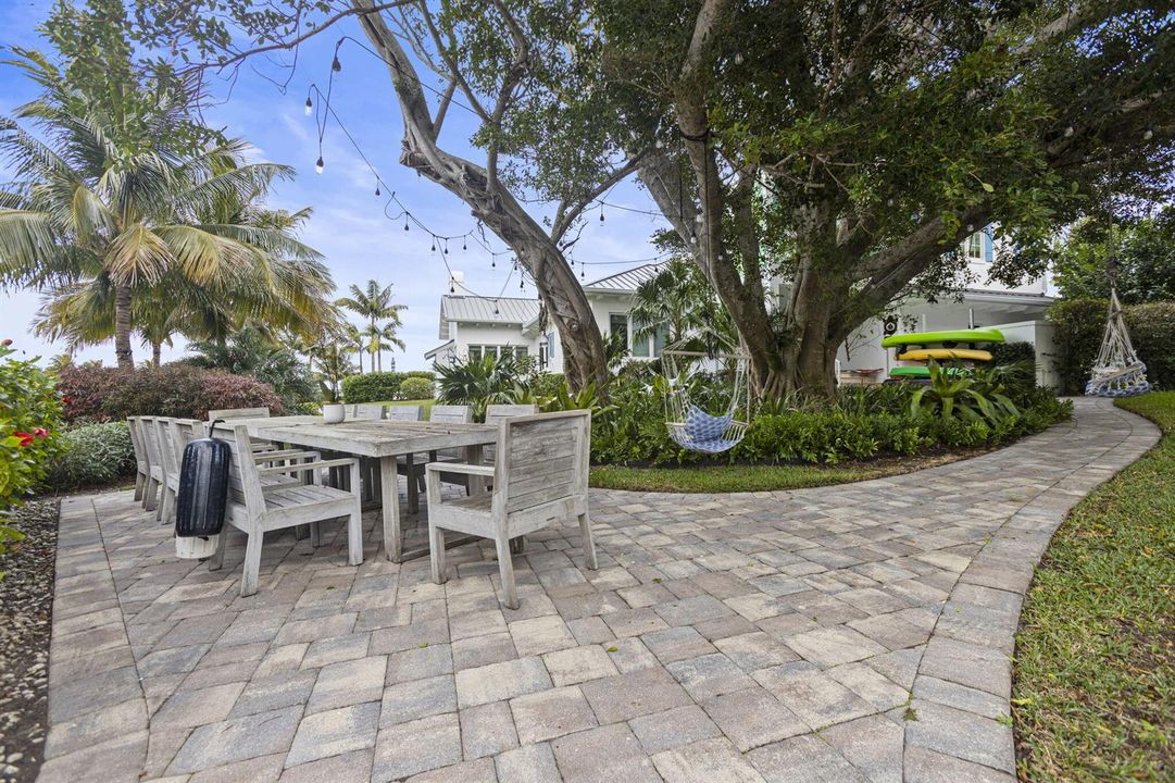 Outdoor dinning area