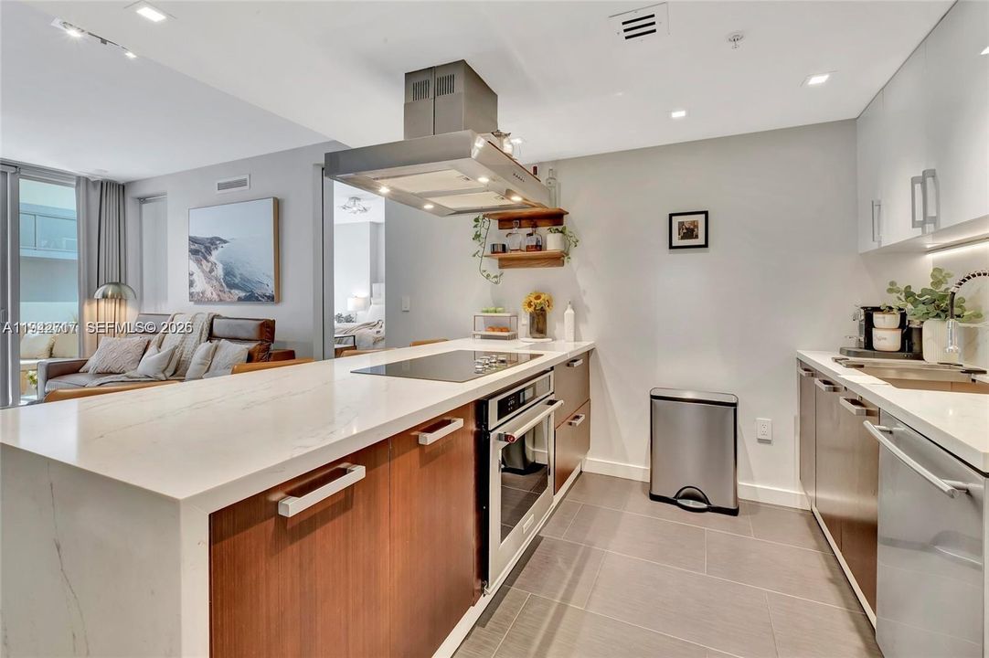 For Sale: $695,000 (2 beds, 2 baths, 973 Square Feet)