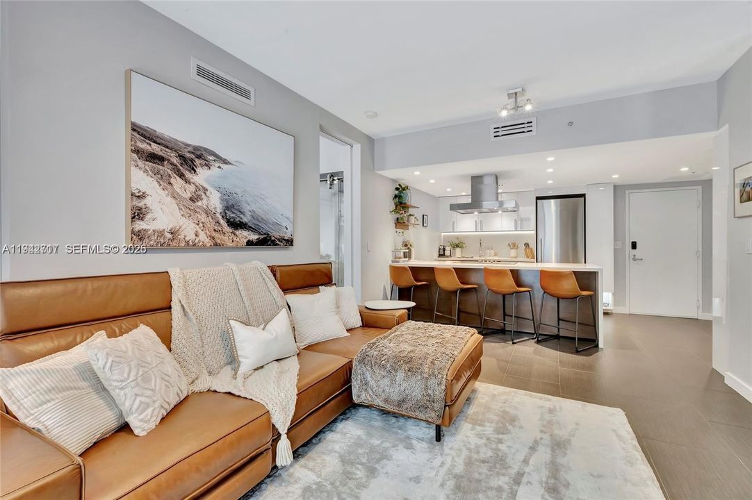 For Sale: $695,000 (2 beds, 2 baths, 973 Square Feet)