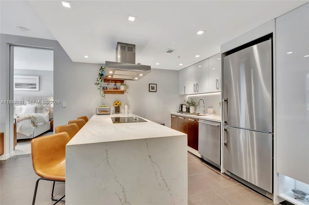 For Sale: $695,000 (2 beds, 2 baths, 973 Square Feet)