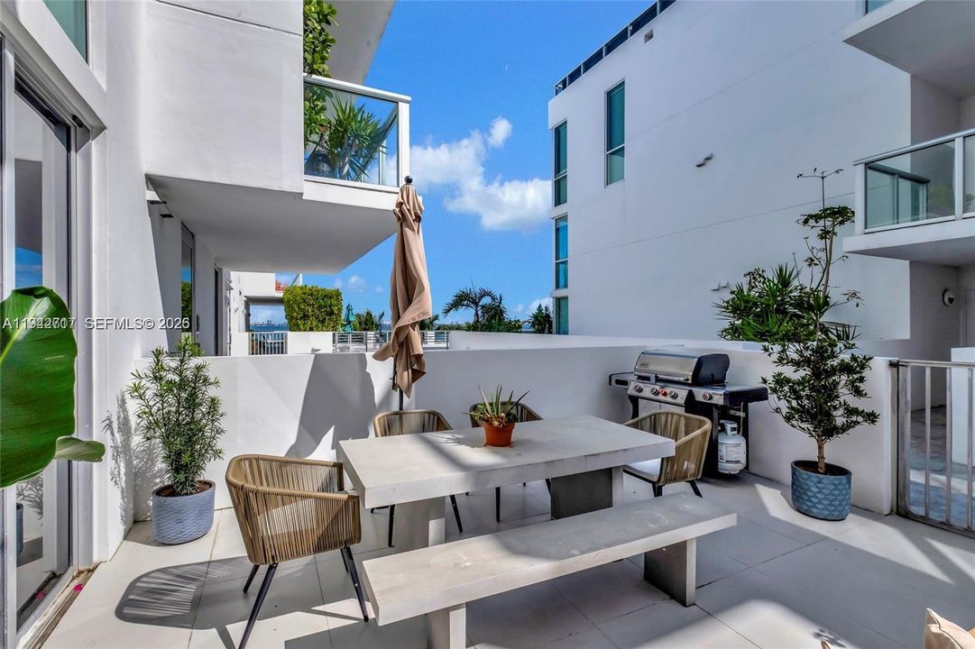 For Sale: $695,000 (2 beds, 2 baths, 973 Square Feet)