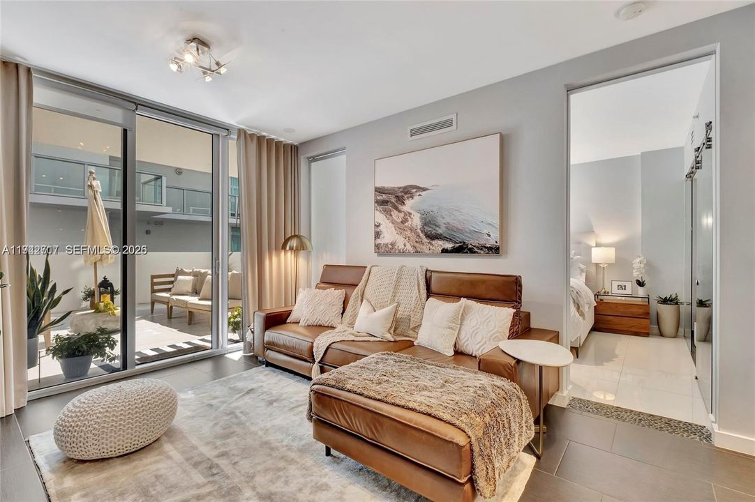 For Sale: $695,000 (2 beds, 2 baths, 973 Square Feet)