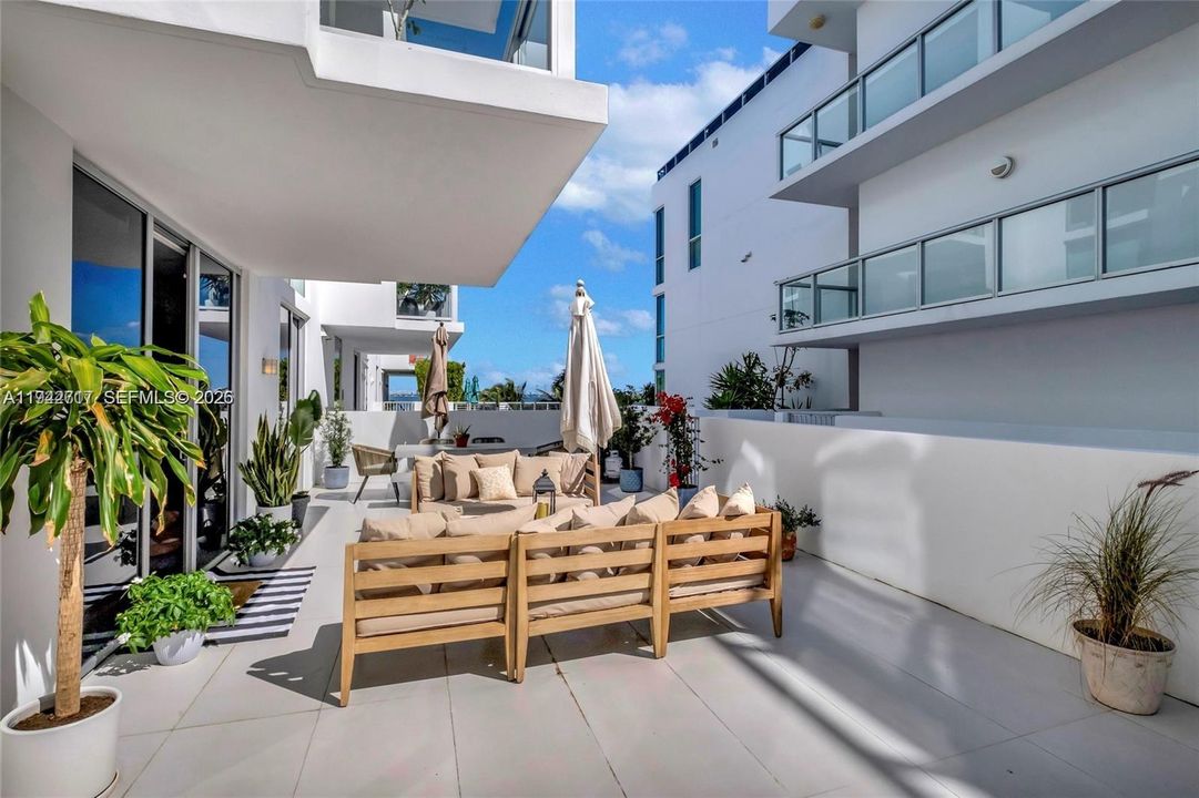 For Sale: $695,000 (2 beds, 2 baths, 973 Square Feet)
