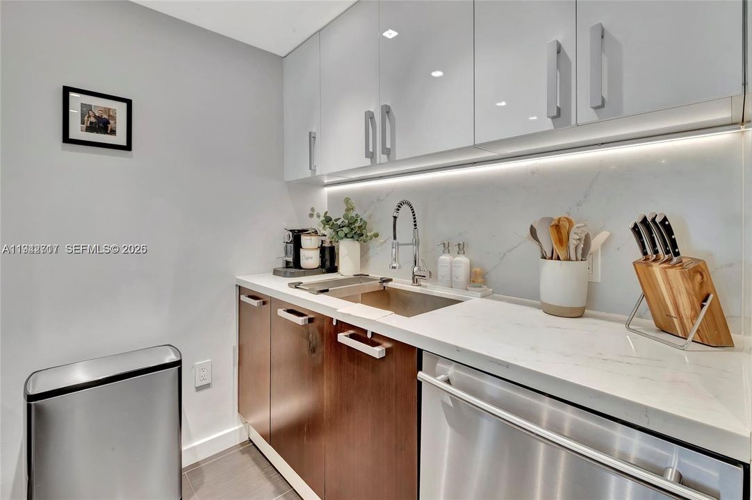 For Sale: $695,000 (2 beds, 2 baths, 973 Square Feet)