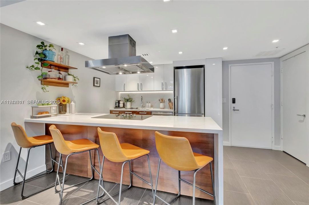 For Sale: $695,000 (2 beds, 2 baths, 973 Square Feet)