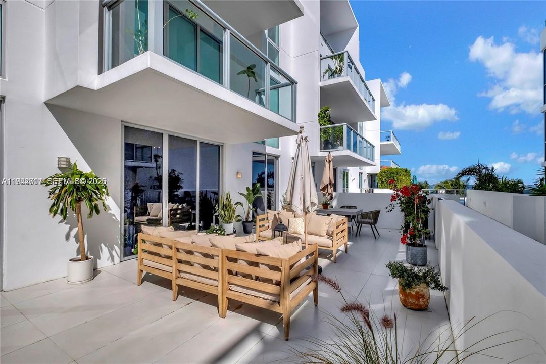 For Sale: $695,000 (2 beds, 2 baths, 973 Square Feet)