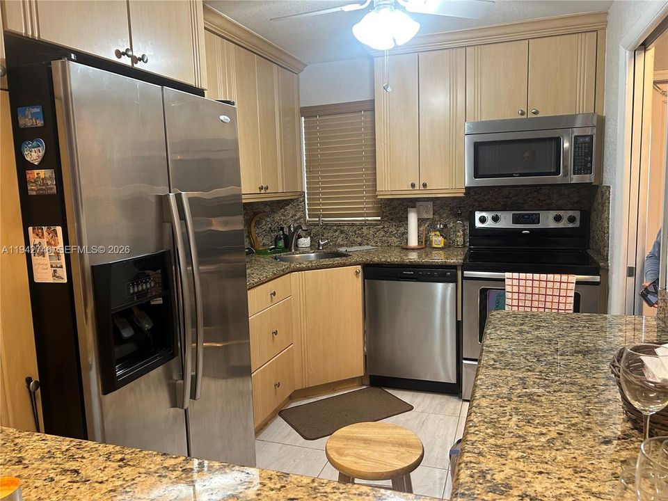 For Sale: $140,000 (1 beds, 1 baths, 800 Square Feet)