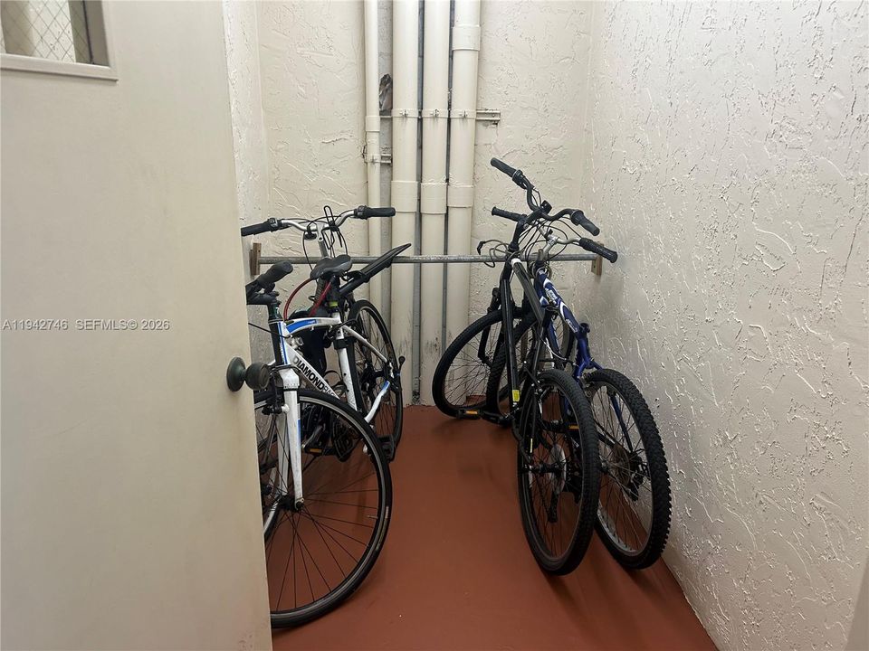 For Sale: $140,000 (1 beds, 1 baths, 800 Square Feet)