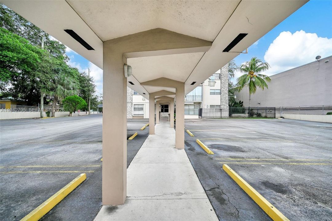 Под контрактом: $170,000 (2 спален, 1 ванн, 748 Квадратных фут)