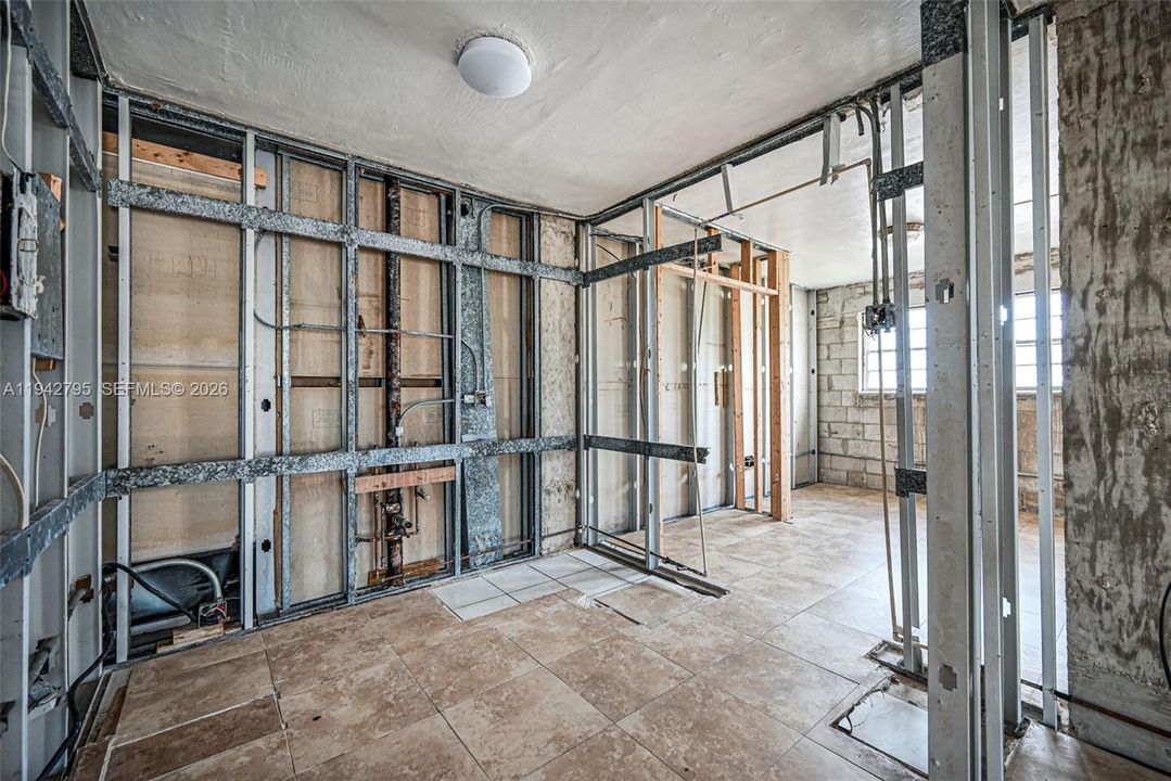 Под контрактом: $170,000 (2 спален, 1 ванн, 748 Квадратных фут)