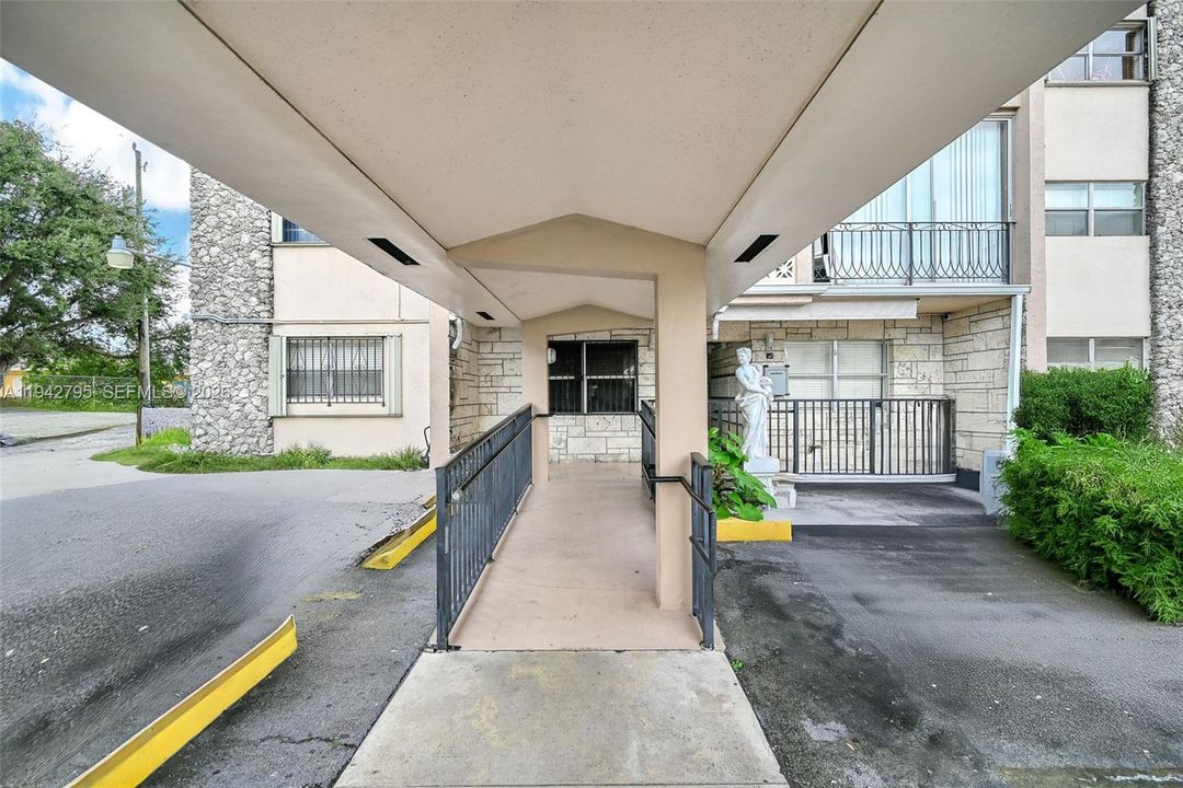 Под контрактом: $170,000 (2 спален, 1 ванн, 748 Квадратных фут)