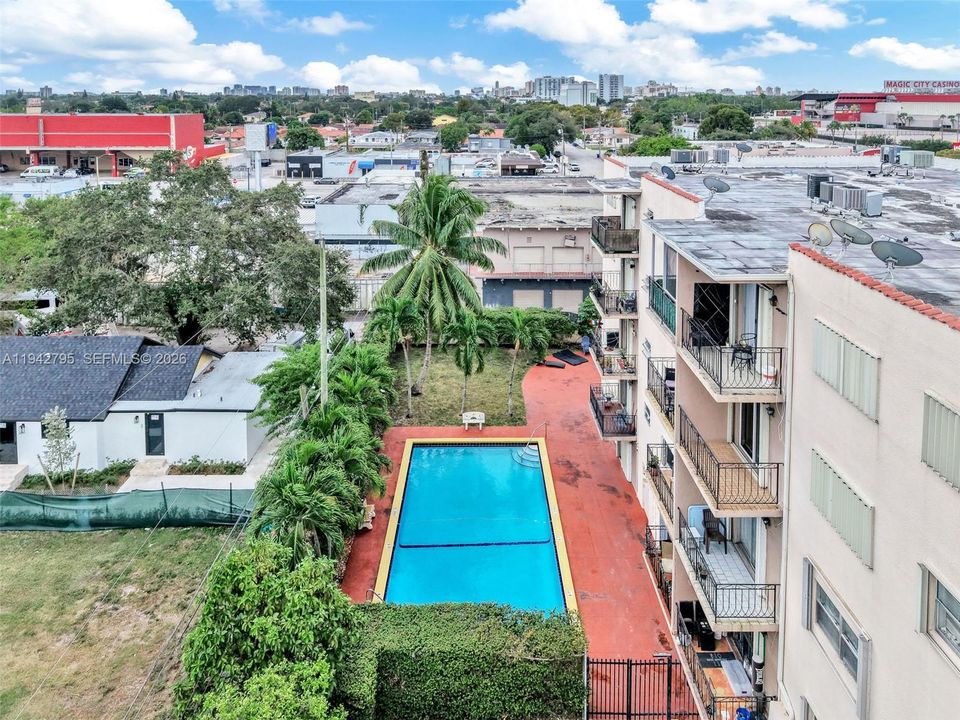 Под контрактом: $170,000 (2 спален, 1 ванн, 748 Квадратных фут)