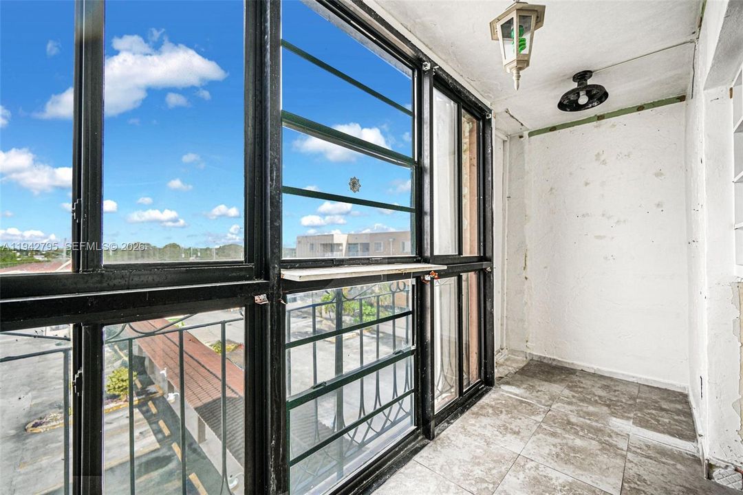 Под контрактом: $170,000 (2 спален, 1 ванн, 748 Квадратных фут)