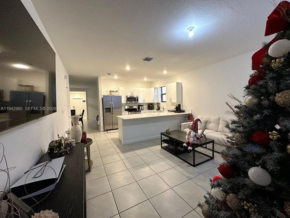 For Sale: $750,000 (3 beds, 3 baths, 1904 Square Feet)