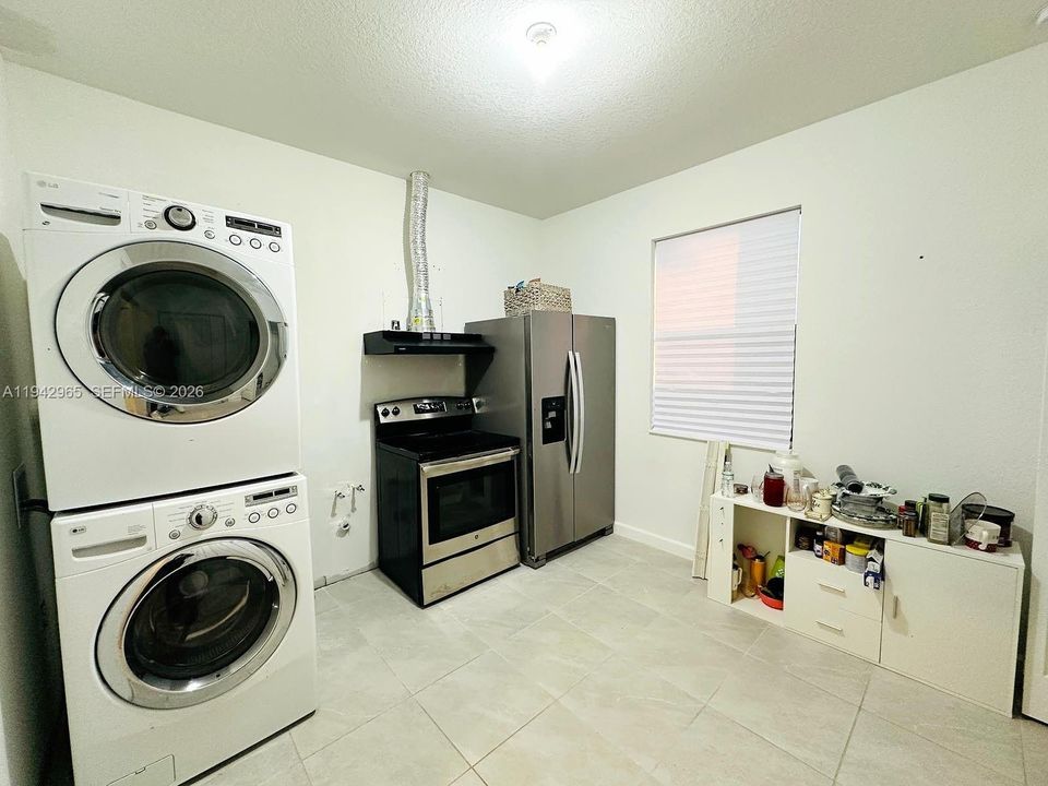 For Sale: $750,000 (3 beds, 3 baths, 1904 Square Feet)