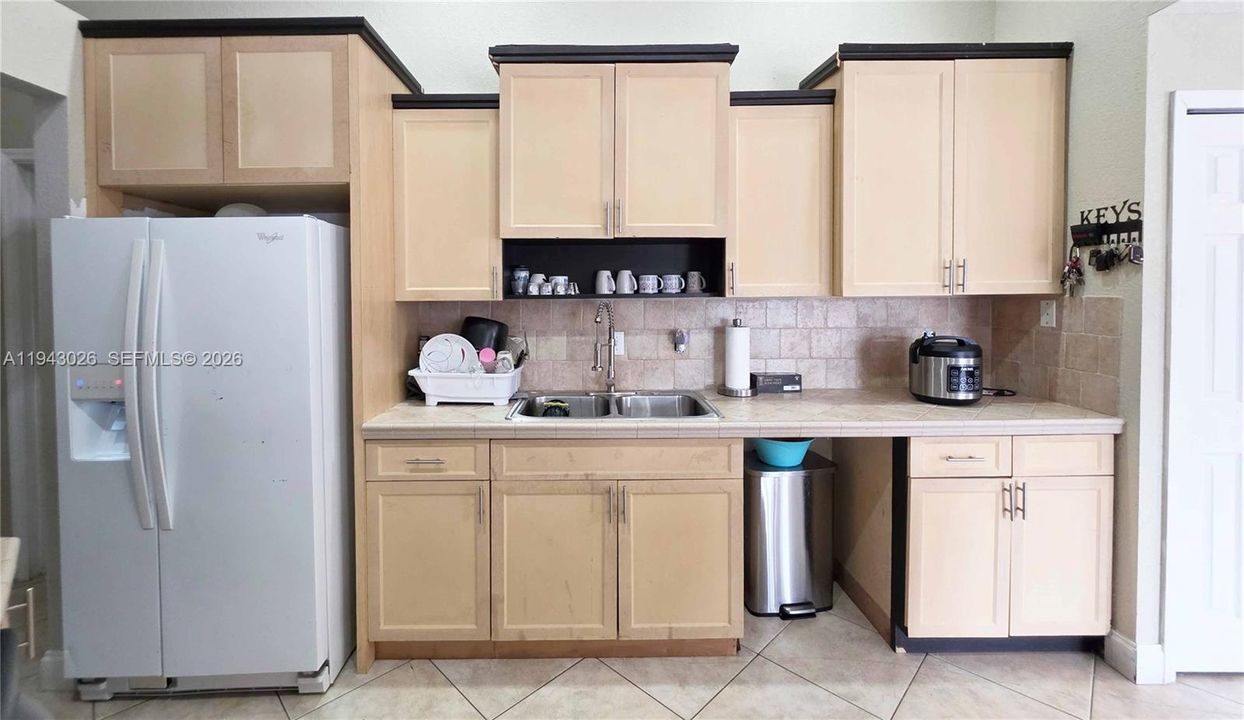На продажу: $385,000 (4 спален, 3 ванн, 1566 Квадратных фут)