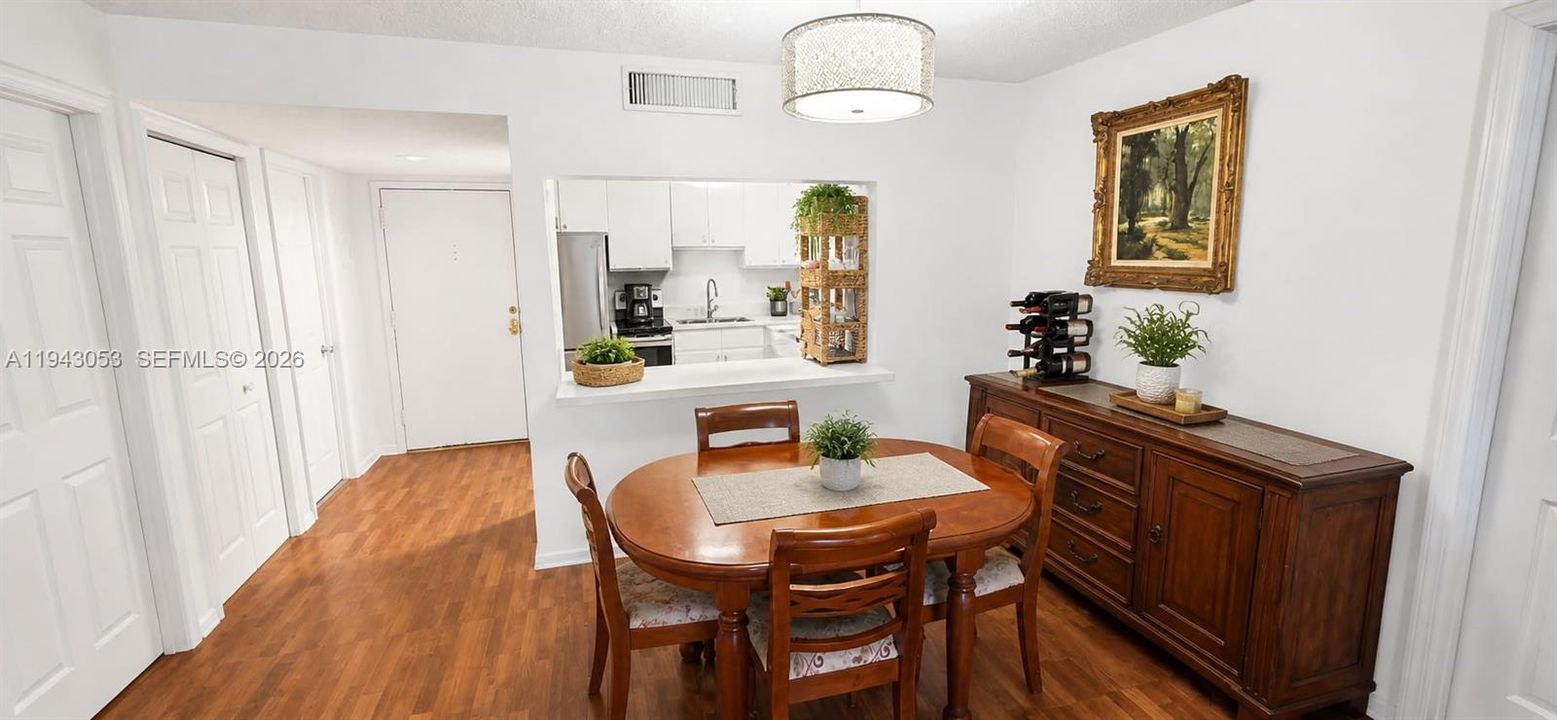 For Sale: $294,900 (2 beds, 2 baths, 1106 Square Feet)