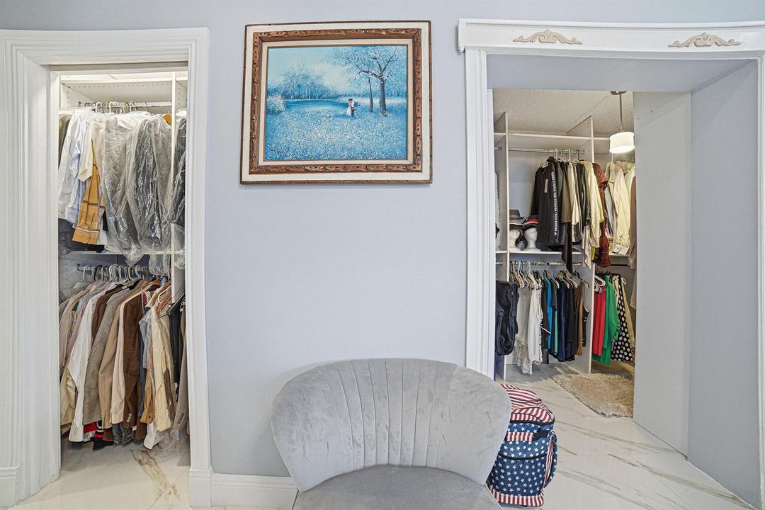 DOUBLE-WALK-IN-CLOSET