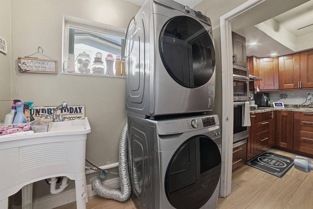 LAUNDRY WITH TUB