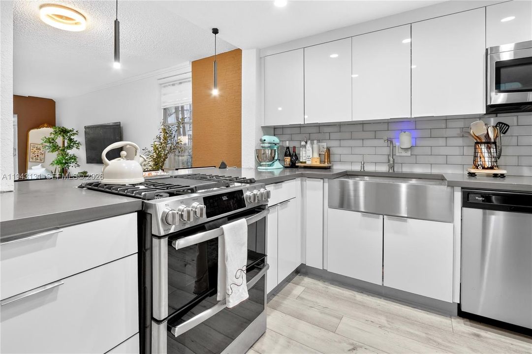 Недавно продано: $340,000 (2 спален, 2 ванн, 1056 Квадратных фут)