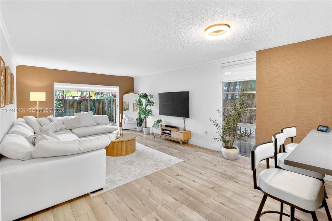 Недавно продано: $340,000 (2 спален, 2 ванн, 1056 Квадратных фут)