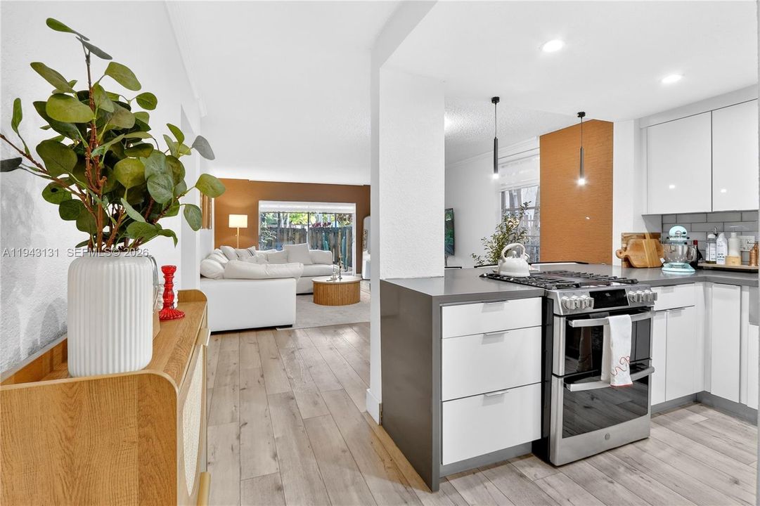 Недавно продано: $340,000 (2 спален, 2 ванн, 1056 Квадратных фут)