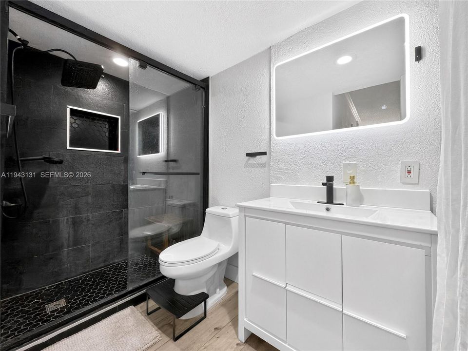 Недавно продано: $340,000 (2 спален, 2 ванн, 1056 Квадратных фут)