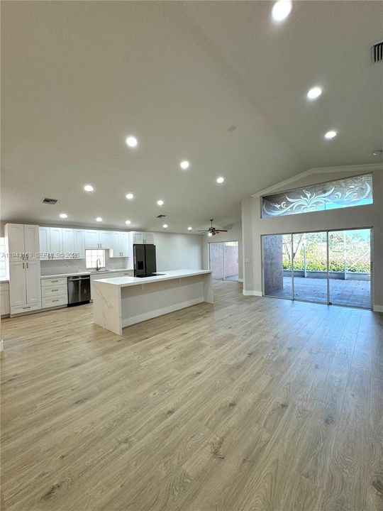 Activo con contrato: $550,000 (3 camas, 2 baños, 1984 Pies cuadrados)