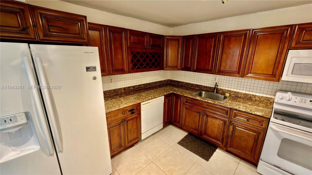 For Sale: $175,000 (1 beds, 1 baths, 870 Square Feet)