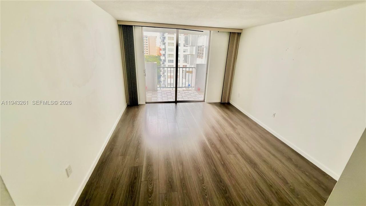 For Sale: $175,000 (1 beds, 1 baths, 870 Square Feet)