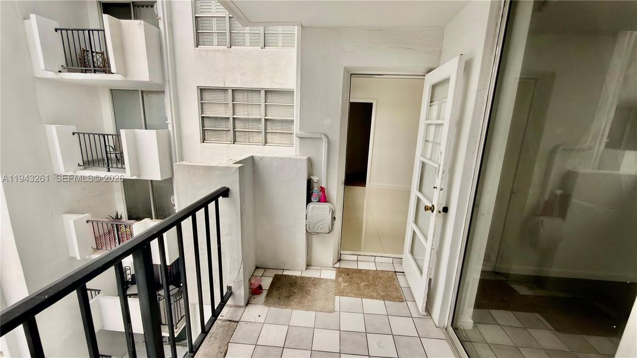 For Sale: $175,000 (1 beds, 1 baths, 870 Square Feet)