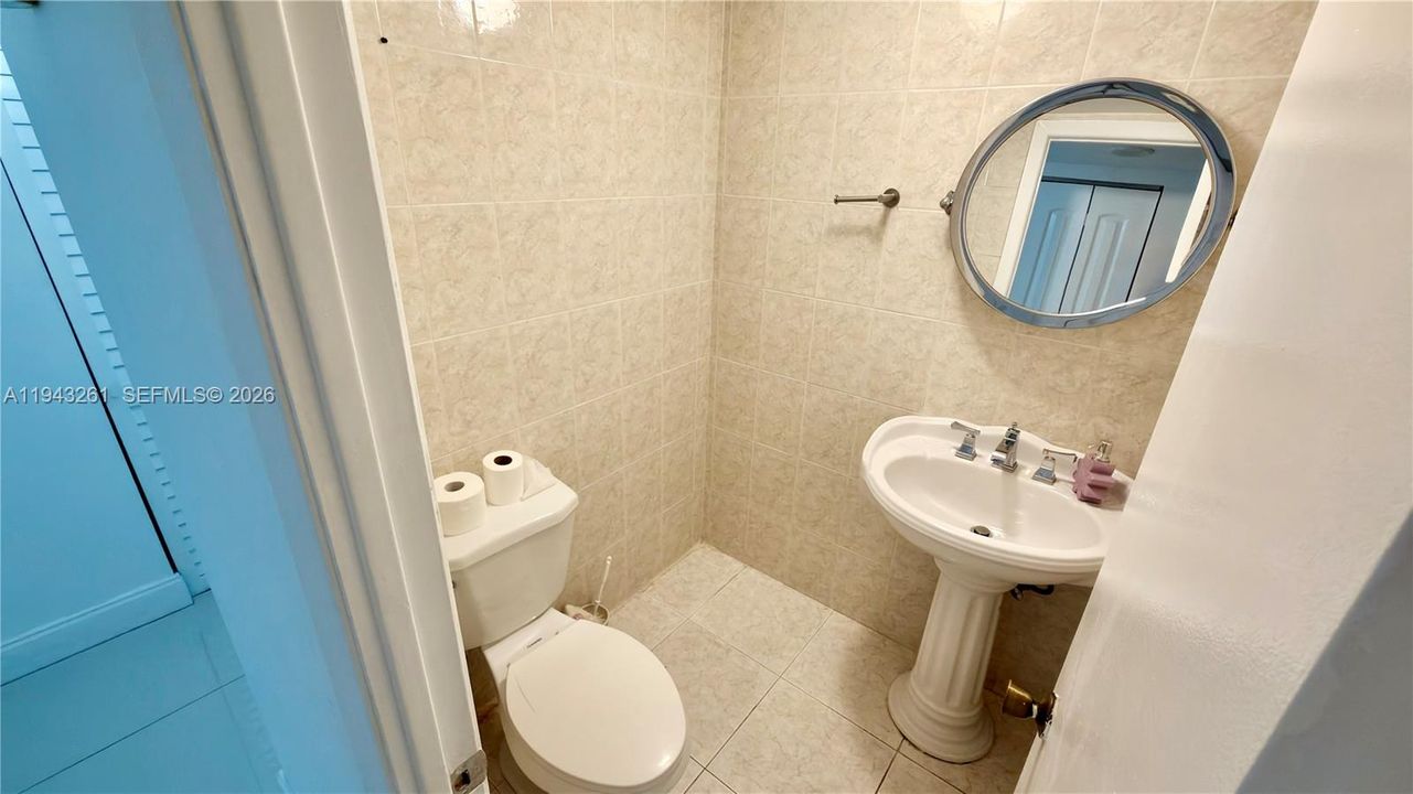 For Sale: $175,000 (1 beds, 1 baths, 870 Square Feet)