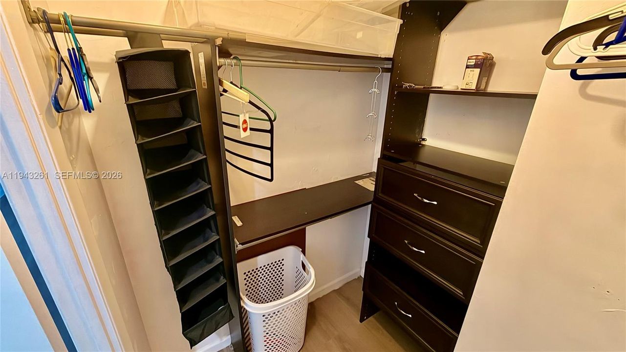 For Sale: $175,000 (1 beds, 1 baths, 870 Square Feet)