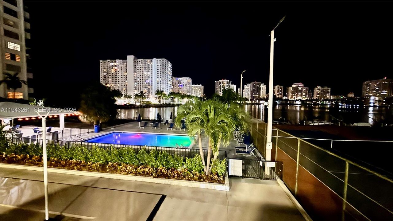 For Sale: $175,000 (1 beds, 1 baths, 870 Square Feet)